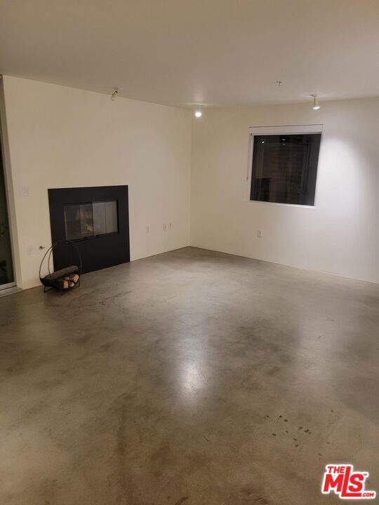 5806 Waring Avenue, Los Angeles CA: https://media.crmls.org/mediaz/52a14675-64ed-4ef4-9591-54e5c16b5c69.jpg
