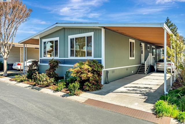 29270 Sandburg Way, Hayward CA: https://media.crmls.org/mediaz/52a175f8-27f4-49d6-b61f-75db62f584e9.jpg