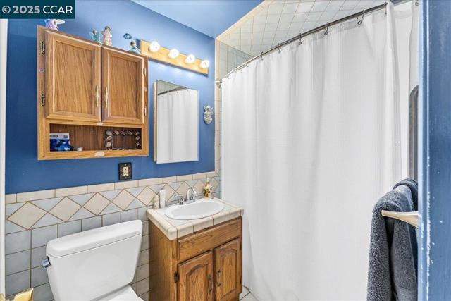 885 Tara Hills Dr, Pinole CA: https://media.crmls.org/mediaz/52a19a86-4195-481b-838c-bdc9cf6d7b1c.jpg