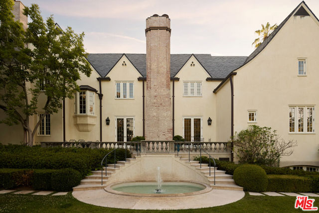 10301 Strathmore Drive, Los Angeles CA: https://media.crmls.org/mediaz/52a1a2b1-eb0f-4467-b96a-dd7f6d7cae3b.jpg