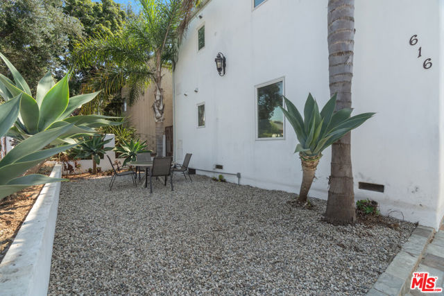 616 Sunset Avenue, Venice CA: https://media.crmls.org/mediaz/52a2015e-e83a-4ad1-a671-b793371b09c4.jpg