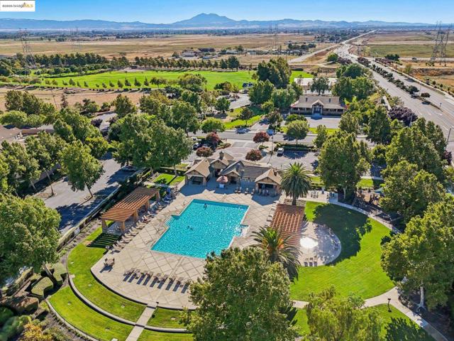 124 Clear Lake Ct, Oakley CA: https://media.crmls.org/mediaz/52a29087-8775-46eb-b257-73603d91de6b.jpg