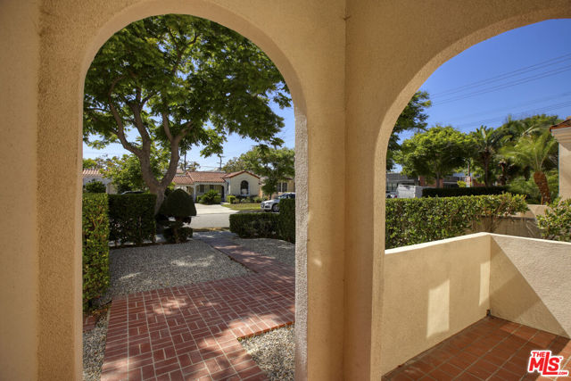 426 S Swall Drive, Beverly Hills CA: https://media.crmls.org/mediaz/52a3b041-5007-4028-a34b-68e1ec3a6b13.jpg