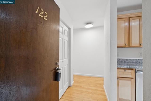 150 Pearl St, Oakland CA: https://media.crmls.org/mediaz/52a3b7a3-3365-49b3-87de-c0eff5d9faa6.jpg