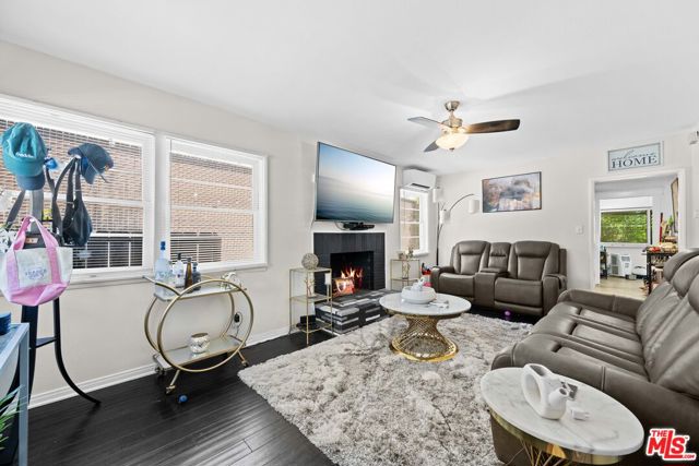 946 Hilldale Avenue, West Hollywood CA: https://media.crmls.org/mediaz/52a46eb7-903b-4e5a-8f31-949a995347c3.jpg