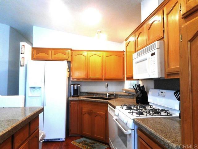 2300 E Valley Parkway, Escondido CA: https://media.crmls.org/mediaz/52a57e96-e9f6-4dbf-b17a-4cf609642e3b.jpg