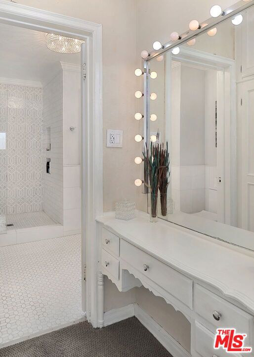 920 S Serrano Avenue, Los Angeles CA: https://media.crmls.org/mediaz/52a5e670-3796-40f7-8196-d77289f97b49.jpg