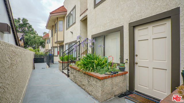 517 Fischer Street, Glendale CA: https://media.crmls.org/mediaz/52a6d255-bd90-4de6-b134-d469504f7c80.jpg