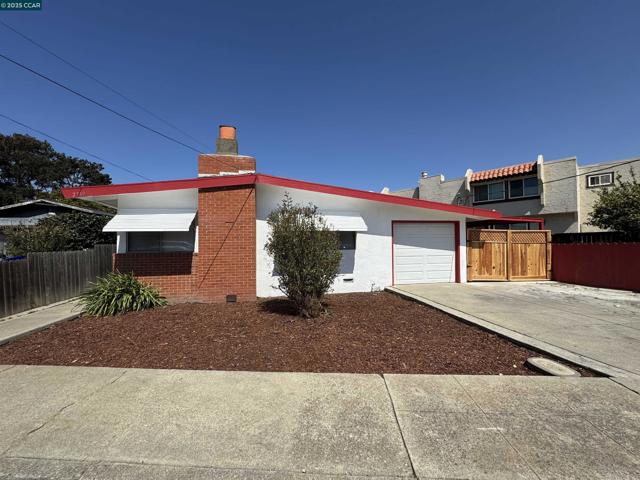 2719 Bush Ave, Richmond CA: https://media.crmls.org/mediaz/52a6f12a-232b-410b-a3e0-562a68865eb8.jpg