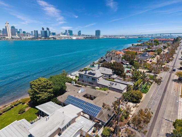 515 1st St, Coronado CA: https://media.crmls.org/mediaz/52a7fa03-7c7a-4a34-a108-e9261a773c1c.jpg