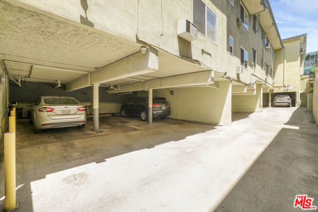 8231 De Longpre Avenue, West Hollywood CA: https://media.crmls.org/mediaz/52a933d4-dc9c-43e1-a1ac-9ab29771283b.jpg