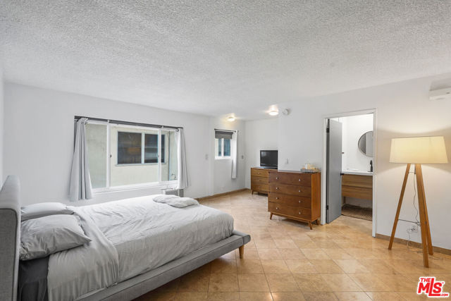 1045 S Bedford Street, Los Angeles CA: https://media.crmls.org/mediaz/52ac7c4e-9aa9-4f51-a6a6-30ad49a703d4.jpg