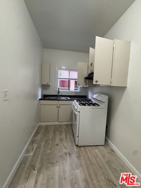 3051 Leeward Avenue, Los Angeles CA: https://media.crmls.org/mediaz/52acce60-1d35-4b53-bc05-07fc980568b3.jpg