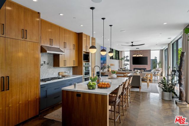 1102 Amoroso Place, Venice CA: https://media.crmls.org/mediaz/52acd230-2a43-4187-8e7f-d55260669440.jpg