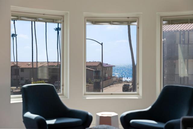 Detail Gallery Image 4 of 27 For 2110 Avenida De La Playa #C,  La Jolla,  CA 92037 - 3 Beds | 2/1 Baths