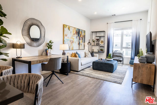 5075 Camino De La Siesta, San Diego CA: https://media.crmls.org/mediaz/52ad6b9a-e857-4a7d-901e-4e198b2ba063.jpg