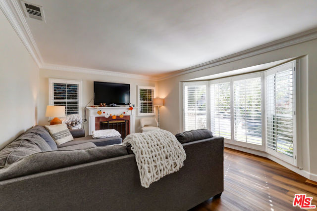 8008 El Manor Avenue, Los Angeles CA: https://media.crmls.org/mediaz/52adc825-5cc3-4170-b8dd-9b84c51a43c8.jpg