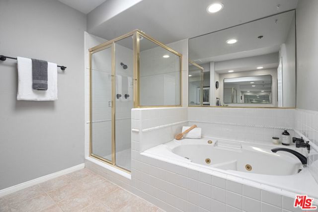 11855 Goshen Avenue, Los Angeles CA: https://media.crmls.org/mediaz/52adda78-788e-4664-9051-a17ee995aed4.jpg