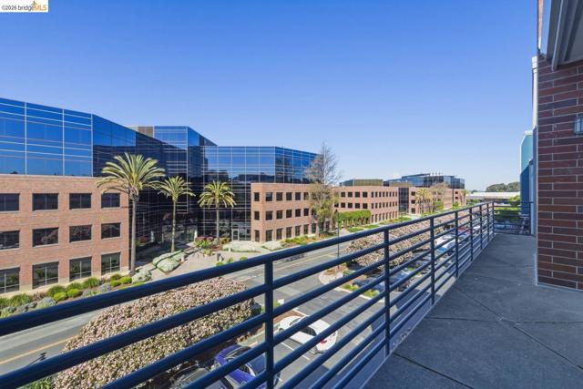 6400 Christie Ave, Emeryville CA: https://media.crmls.org/mediaz/52ae372f-6bef-4b2d-92bb-9741f3f2b0d7.jpg