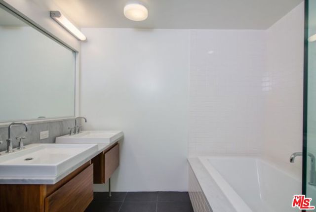 1046 PRINCETON Drive, Marina del Rey CA: https://media.crmls.org/mediaz/52ae6d0c-3671-40b8-9414-5d76c2049037.jpg