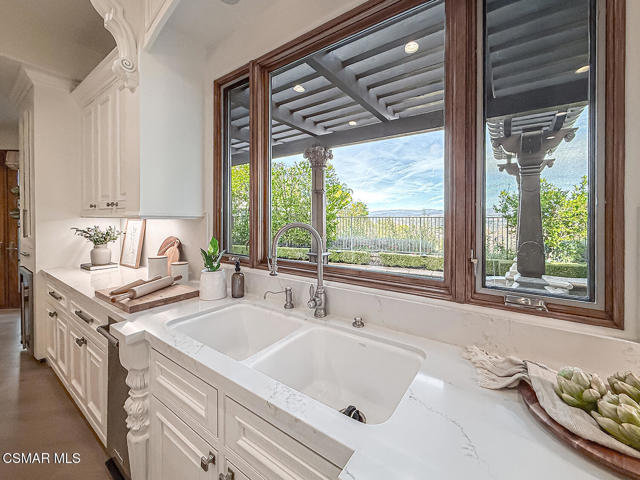 25877 Shady Oak Lane, Valencia CA: https://media.crmls.org/mediaz/52ae8e58-8182-4ec3-83c7-ed9d1fc25b46.jpg