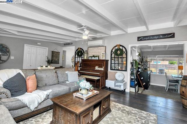 1941 Eden Plains Rd, Brentwood CA: https://media.crmls.org/mediaz/52aed1b2-261f-4862-bac8-dd27b0b84313.jpg