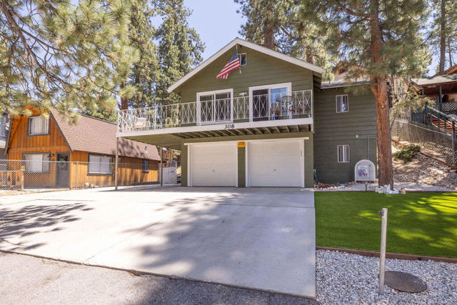 308 W Rainbow Boulevard, Big Bear CA: https://media.crmls.org/mediaz/52af2148-cdb5-4e99-9ce5-910dba9afd37.jpg