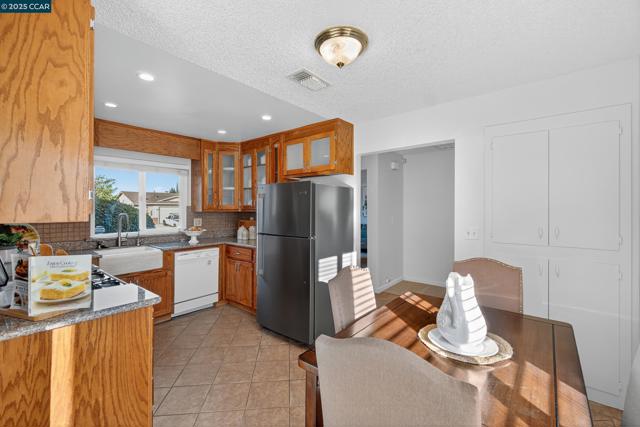 3904 Meadowbrook Cir, Pittsburg CA: https://media.crmls.org/mediaz/52b00639-9fe4-4576-b10b-338ed6e8dbb4.jpg