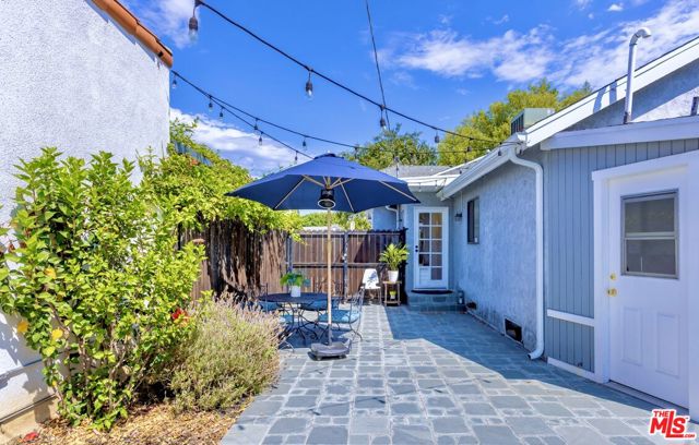 719 N Gardner Street, Los Angeles CA: https://media.crmls.org/mediaz/52b0fe19-f28f-45e4-baa7-ec71484873f6.jpg
