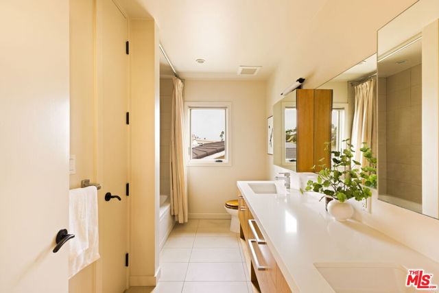 5284 Los Diegos Way, Los Angeles CA: https://media.crmls.org/mediaz/52b11a2b-74bb-483b-bf97-8c9fe018f36c.jpg