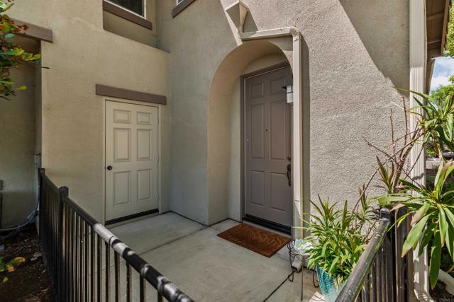 Detail Gallery Image 3 of 31 For 451 Avenida De La Luna, Vista,  CA 92083 - 2 Beds | 2 Baths
