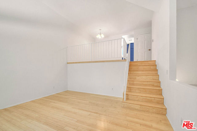 8741 Darby Avenue, Northridge CA: https://media.crmls.org/mediaz/52b19afd-67bf-4ca0-a421-830e87864b04.jpg