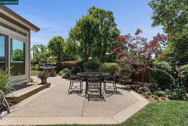 21 Mercury Ct, Pleasant Hill CA: https://media.crmls.org/mediaz/52b1cec7-1d21-42f2-87f9-03a6f191dc41.jpg