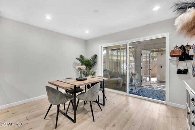 1118 Bright Glen Circle, Westlake Village CA: https://media.crmls.org/mediaz/52b27e86-43bf-446a-abd5-030d94b03959.jpg