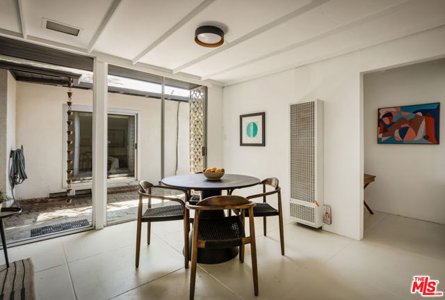 1943 Coolidge Avenue, Altadena CA: https://media.crmls.org/mediaz/52b2af27-e59d-4c20-8885-a8a9b4f02918.jpg