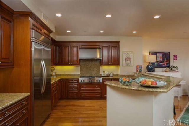 Detail Gallery Image 8 of 15 For 1040 Genter St #205,  La Jolla,  CA 92037 - 3 Beds | 2/1 Baths