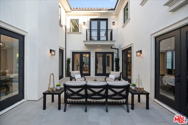 4351 Vanalden Avenue, Tarzana CA: https://media.crmls.org/mediaz/52b2d2c8-835d-4c2e-940a-e0f5f144b098.jpg