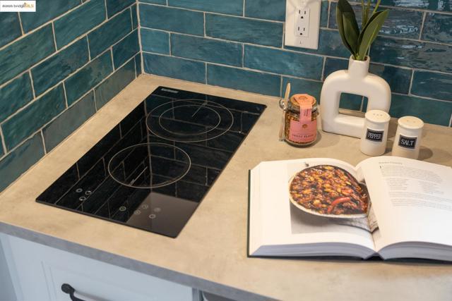 2941 Madeline St, Oakland CA: https://media.crmls.org/mediaz/52b3cc54-d724-48f9-a3c2-88c8d5ab50ec.jpg