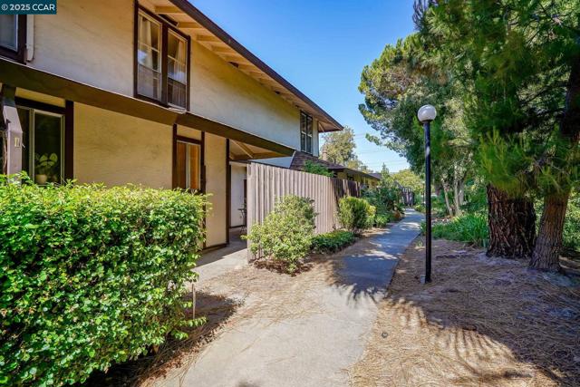 5475 Roundtree Pl, Concord CA: https://media.crmls.org/mediaz/52b49ce8-8368-4c92-ad94-af43715558f8.jpg
