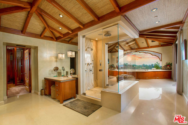 10066 Cielo Drive, Beverly Hills CA: https://media.crmls.org/mediaz/52b4c765-aa44-47f3-a6fd-c067f1824fb0.jpg