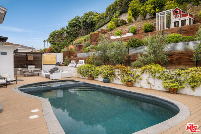 4039 Fairway Boulevard, View Park CA: https://media.crmls.org/mediaz/52b55bd2-6350-482c-a24a-b43f1eaa35bf.jpg