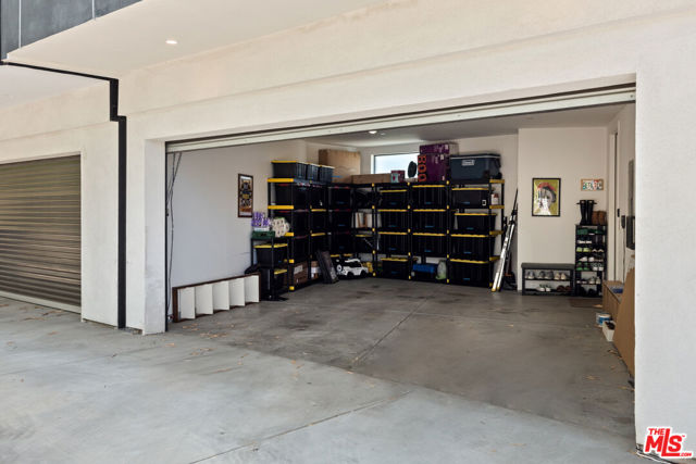 11900 Washington Place, Los Angeles CA: https://media.crmls.org/mediaz/52b5bb4d-1931-4596-b54e-185a497ab500.jpg