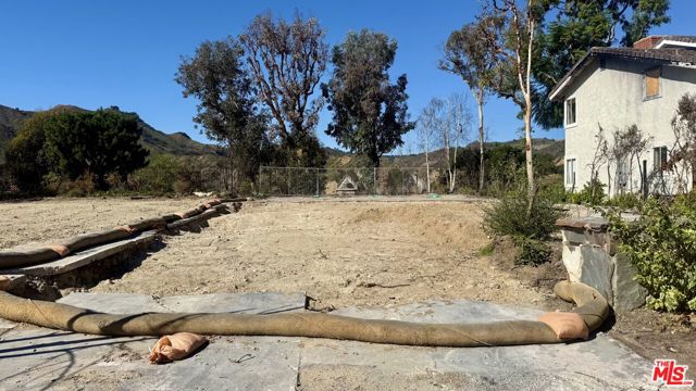 17314 Avenida De La Herradura, Pacific Palisades CA: https://media.crmls.org/mediaz/52b66c62-50a1-4f88-8127-2520aa7bc910.jpg