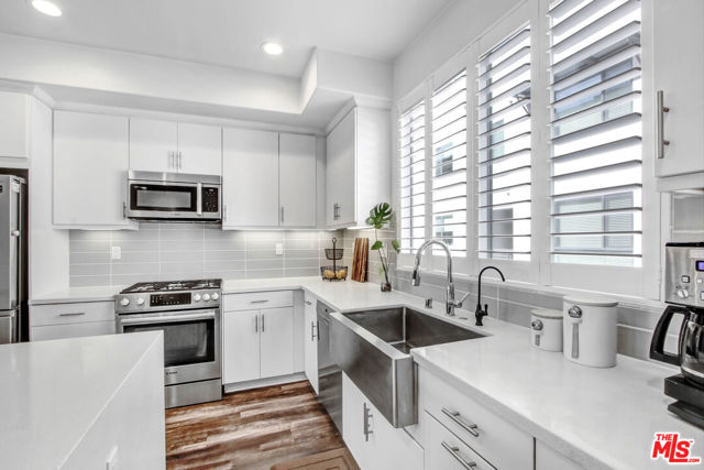 13135 Victory Boulevard photo 4