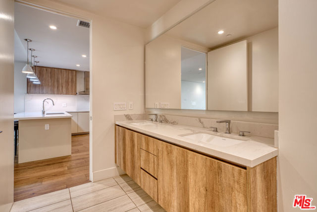 411 S Hamel Road, Los Angeles CA: https://media.crmls.org/mediaz/52b71c9a-09e8-4db2-acf0-56c853fd043f.jpg