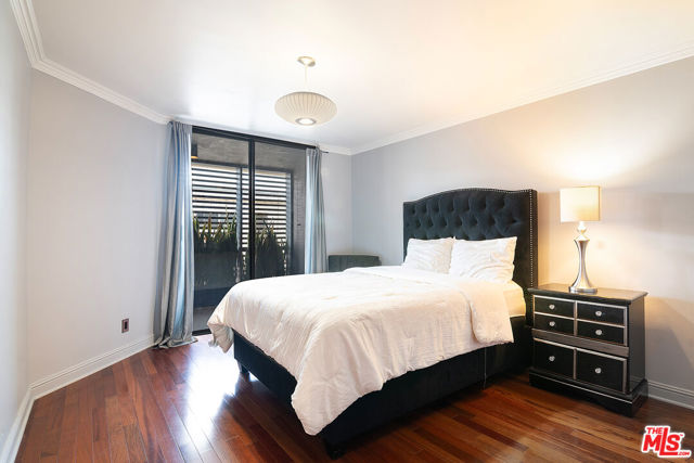 740 N Kings Road, West Hollywood CA: https://media.crmls.org/mediaz/52b775bd-5507-4946-a08d-4c855f8324c2.jpg