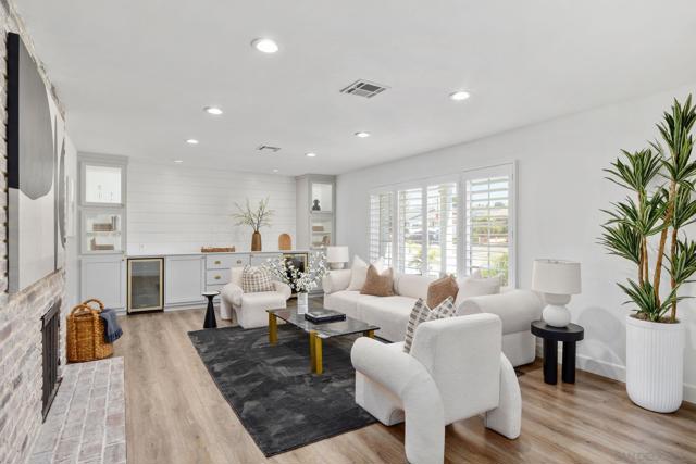 17268 Bernardo Oaks Dr, San Diego CA: https://media.crmls.org/mediaz/52b7e52f-f0bc-4ede-b009-05bab5dcc3bb.jpg