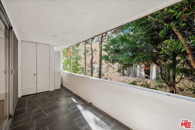 262 N Crescent Drive, Beverly Hills CA: https://media.crmls.org/mediaz/52b8e926-ffde-4982-997e-b20a6212f7df.jpg