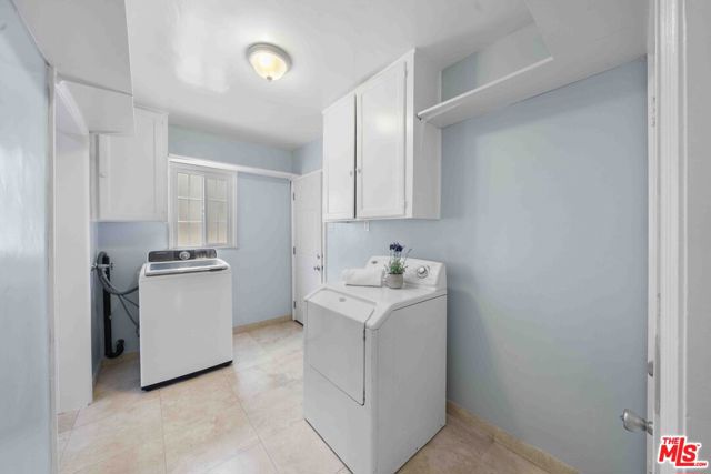 865 S Lucerne Boulevard, Los Angeles CA: https://media.crmls.org/mediaz/52b95bbb-add2-4ce3-aad7-af7721dc73de.jpg