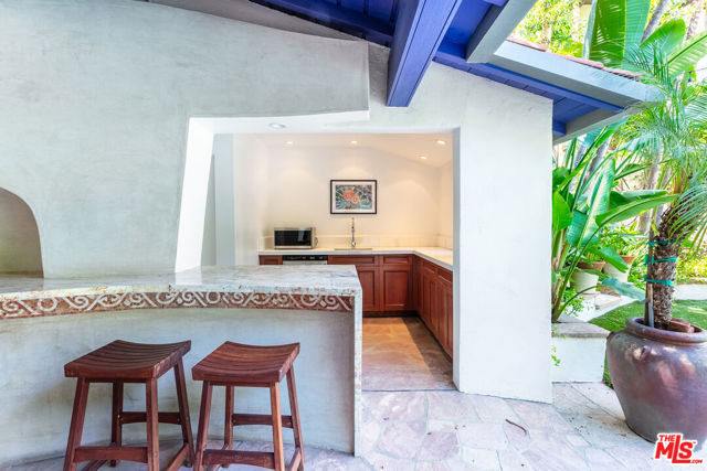 627 N Alta Drive, Beverly Hills CA: https://media.crmls.org/mediaz/52ba2760-957c-427d-b6ee-5b0386767c55.jpg